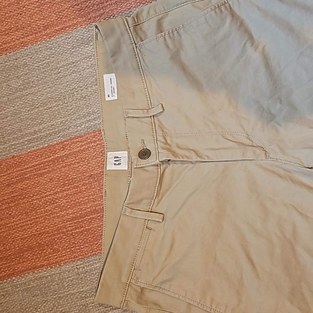NWOT Gap essential khaki 7 in short